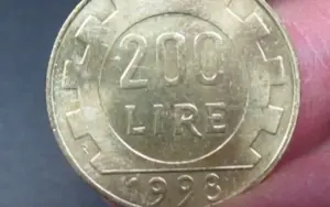 Monete da collezione italiane in Lire su sfondo bianco, simbolo di valore crescente.