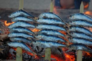 Sagra del pesce azzurro a Camogli: piatti di pesce fresco serviti durante l'evento gastronomico.