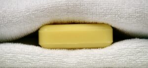 Saponetta posizionata sotto un lenzuolo bianco, simbolo di un rimedio sorprendente per il sonno.