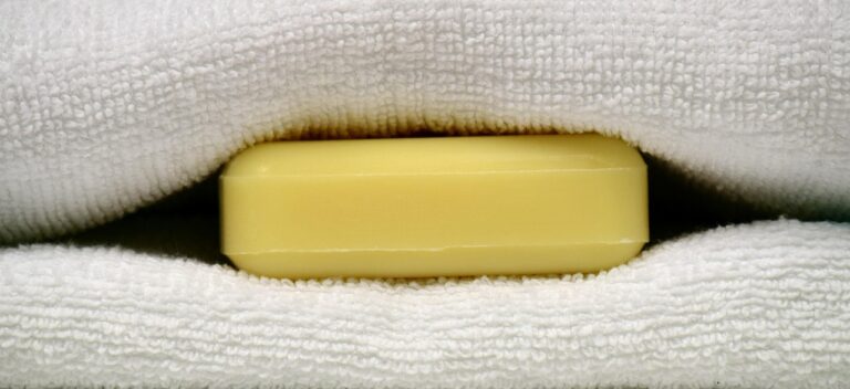 Saponetta posizionata sotto un lenzuolo bianco, simbolo di un rimedio sorprendente per il sonno.