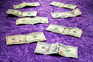 Studente contemplativo con laurea in mano, riflette sul riscatto della laurea agevolato.