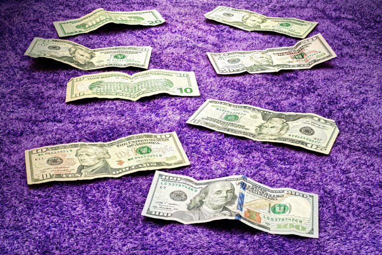 Studente contemplativo con laurea in mano, riflette sul riscatto della laurea agevolato.