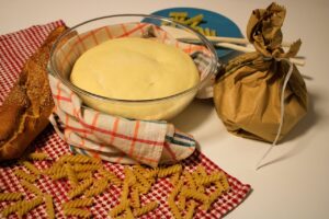 Pasta all'uovo avvolta nella pellicola trasparente, pronta per riposare.