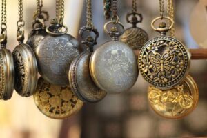 Due catenine d'oro usate su uno sfondo, simbolo di vendita di gioielli usati.