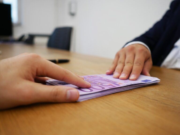 Illustrazione che spiega il concetto di minimo vitale nel pignoramento della pensione.