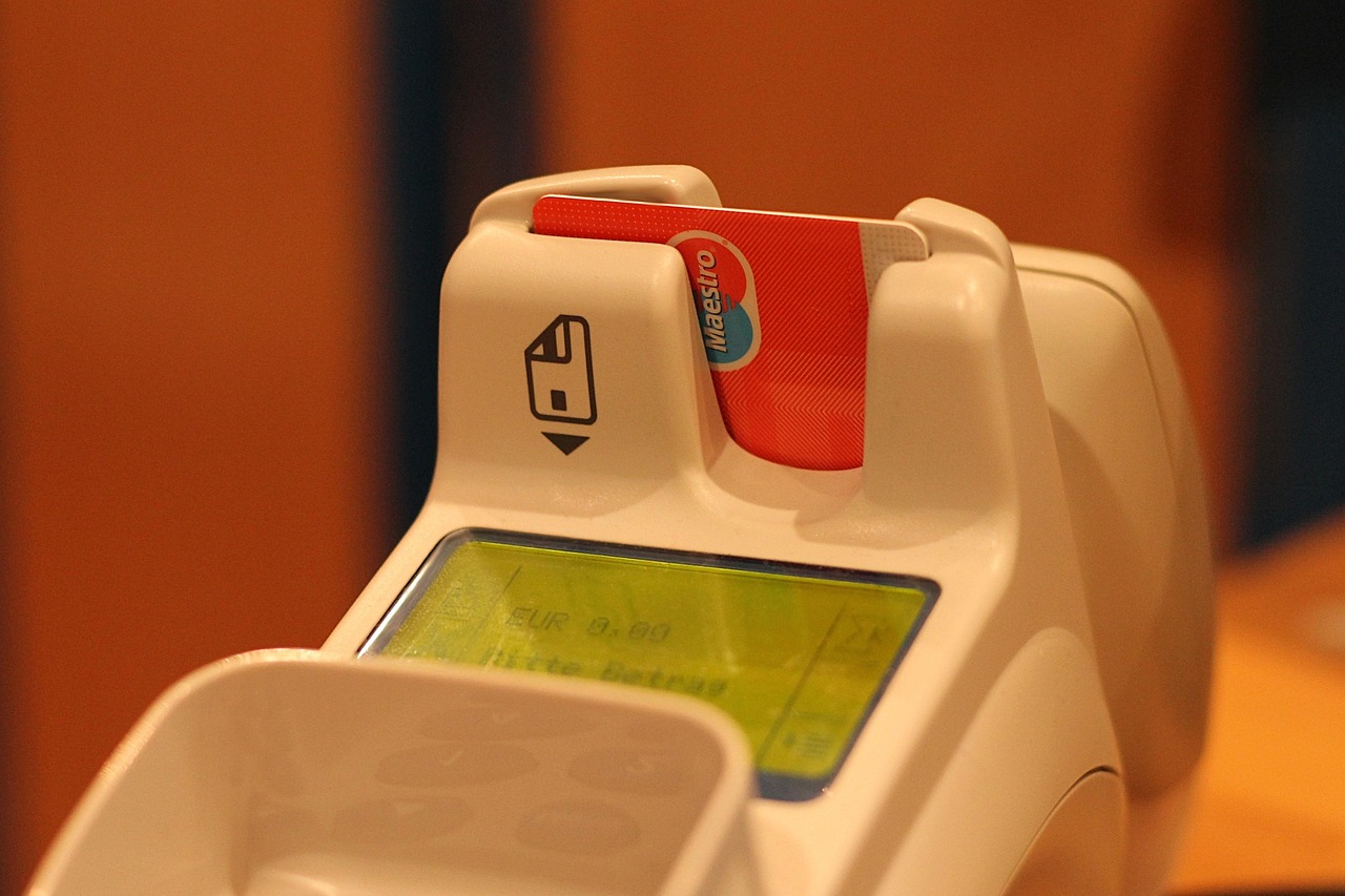 Carta d'Identità Elettronica (CIE) mostrata su uno sfondo digitale, simbolo di autenticazione online.