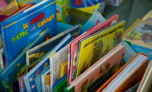 Immagine di un voucher per libri scolastici, simbolo di aiuto per famiglie in difficoltà.