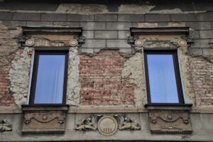 Immagine di infissi moderni installati in una casa, simbolo di ristrutturazione per superare barriere architettoniche.