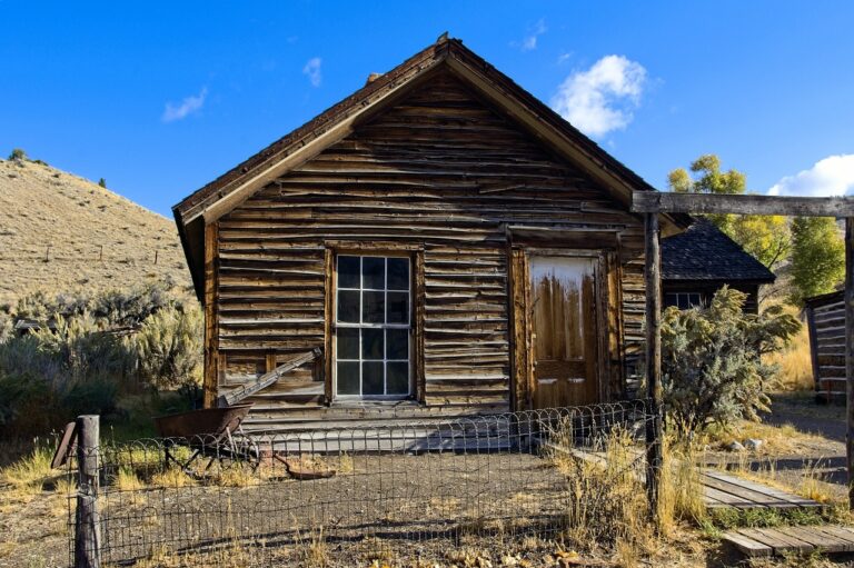 Immagine di una casa con un cartello "In vendita" che simboleggia il rischio di pignoramento.