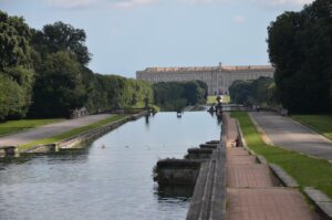 Veduta della reggia di Caserta con il suo vasto parco, simbolo di bellezza e grandeur architettonica.