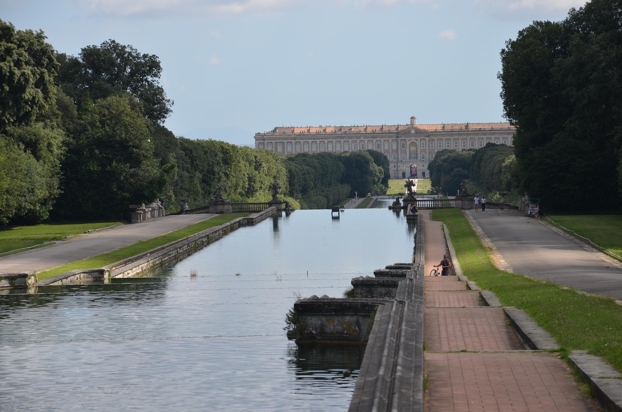 Veduta della reggia di Caserta con il suo vasto parco, simbolo di bellezza e grandeur architettonica.