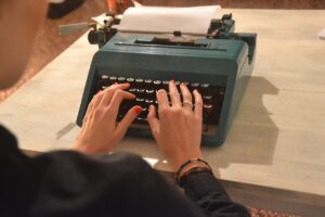 Olivetti Lettera 22, macchina da scrivere iconica in stile vintage, simbolo di design e storia.