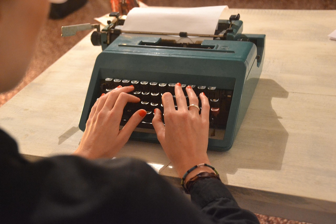 Olivetti Lettera 22, macchina da scrivere iconica in stile vintage, simbolo di design e storia.