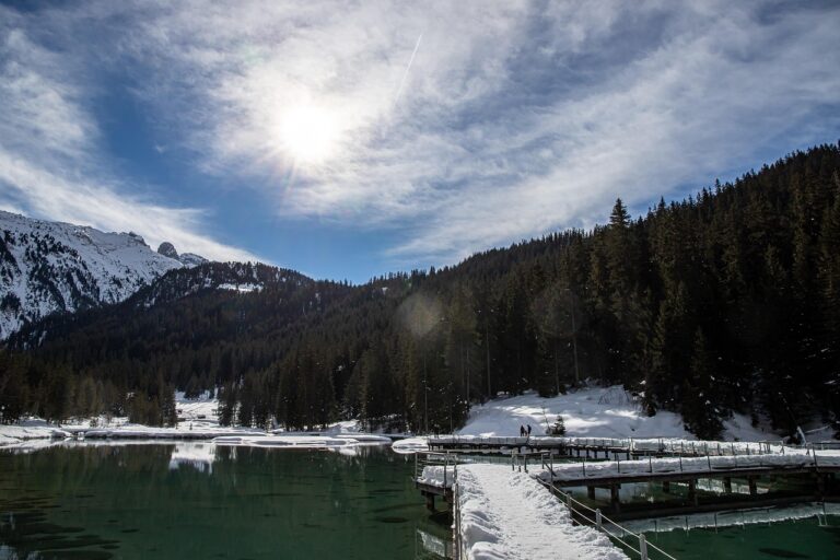 Lago turchese nascosto tra le Dolomiti, circondato da montagne e natura incontaminata.