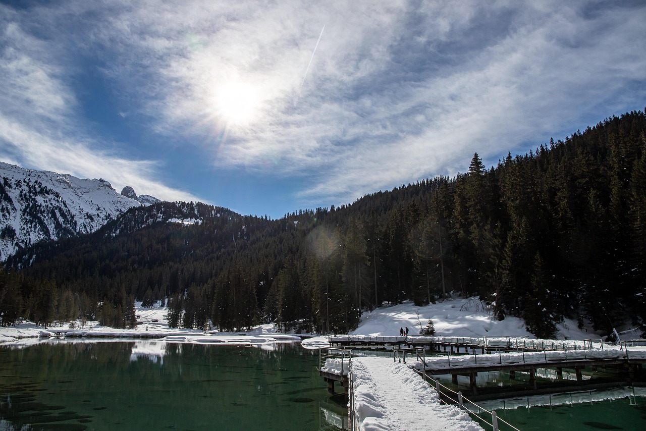 Lago turchese nascosto tra le Dolomiti, circondato da montagne e natura incontaminata.