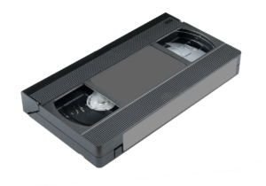 Videocassetta Disney VHS con rombo nero, oggetto da collezione valutato centinaia di euro.