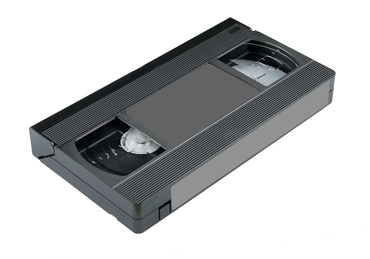 Videocassetta Disney VHS con rombo nero, oggetto da collezione valutato centinaia di euro.