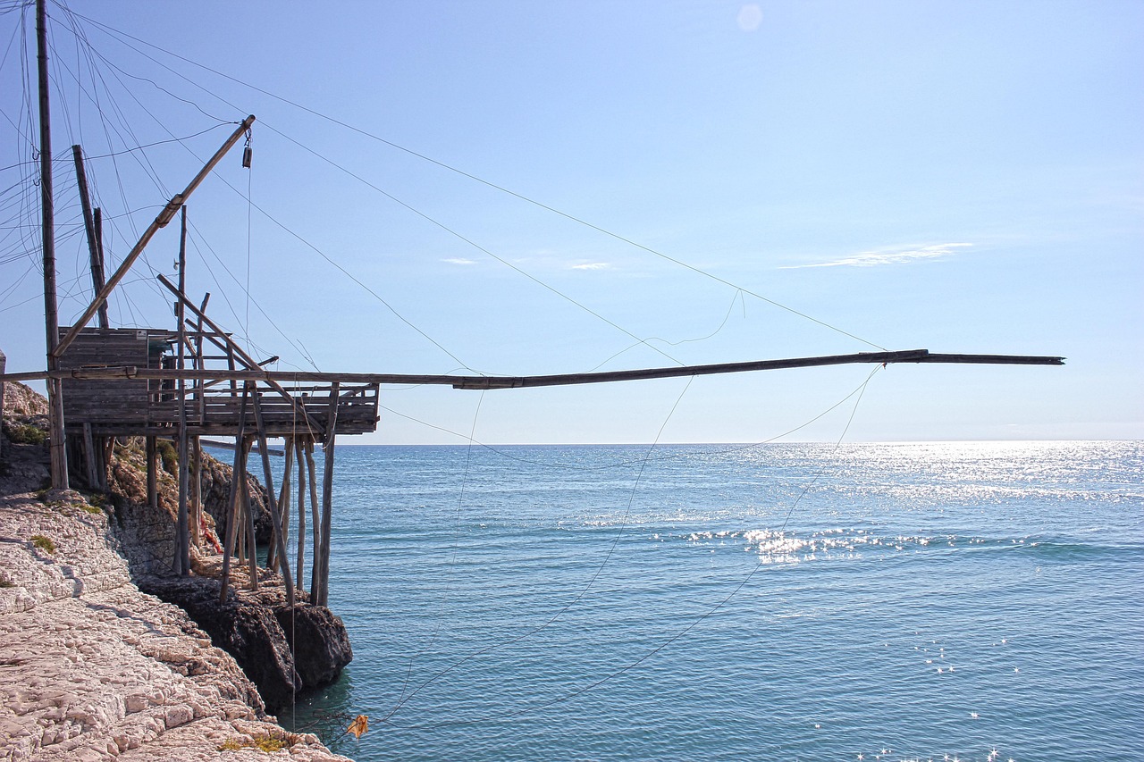 Vista panoramica della Scala dei Turchi, con recinzione e turisti che ammirano il paesaggio.