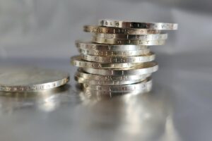 Monete d'argento Morgan Dollar su sfondo neutro, evidenziando il loro valore collezionistico.