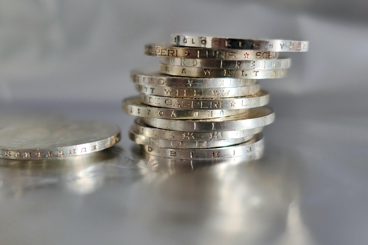 Monete d'argento Morgan Dollar su sfondo neutro, evidenziando il loro valore collezionistico.