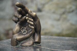 Immagine di un coniuge separato in discussione legale sulla pensione di reversibilità.