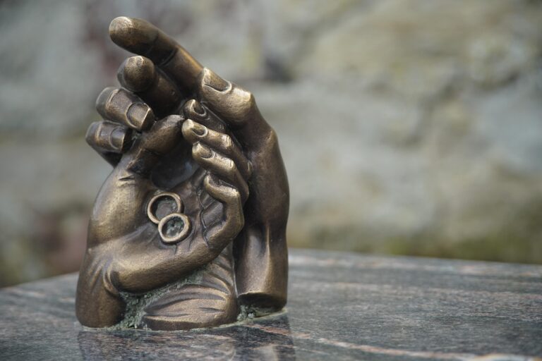 Immagine di un coniuge separato in discussione legale sulla pensione di reversibilità.